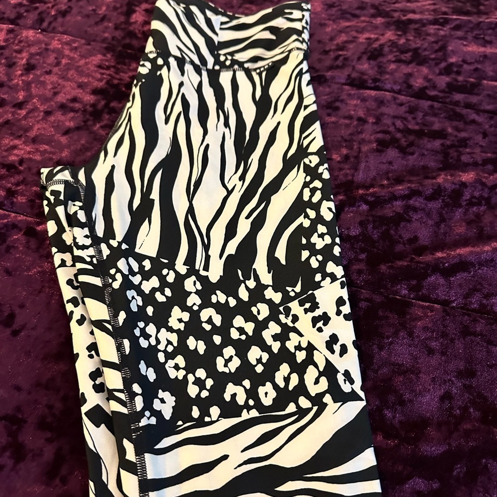 Preowned DKNY Sport Medium Size Color Black and White